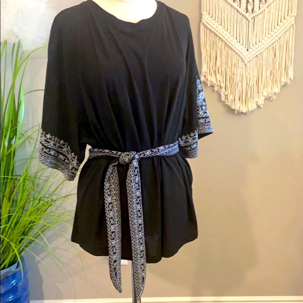 Belted embroidery blouse